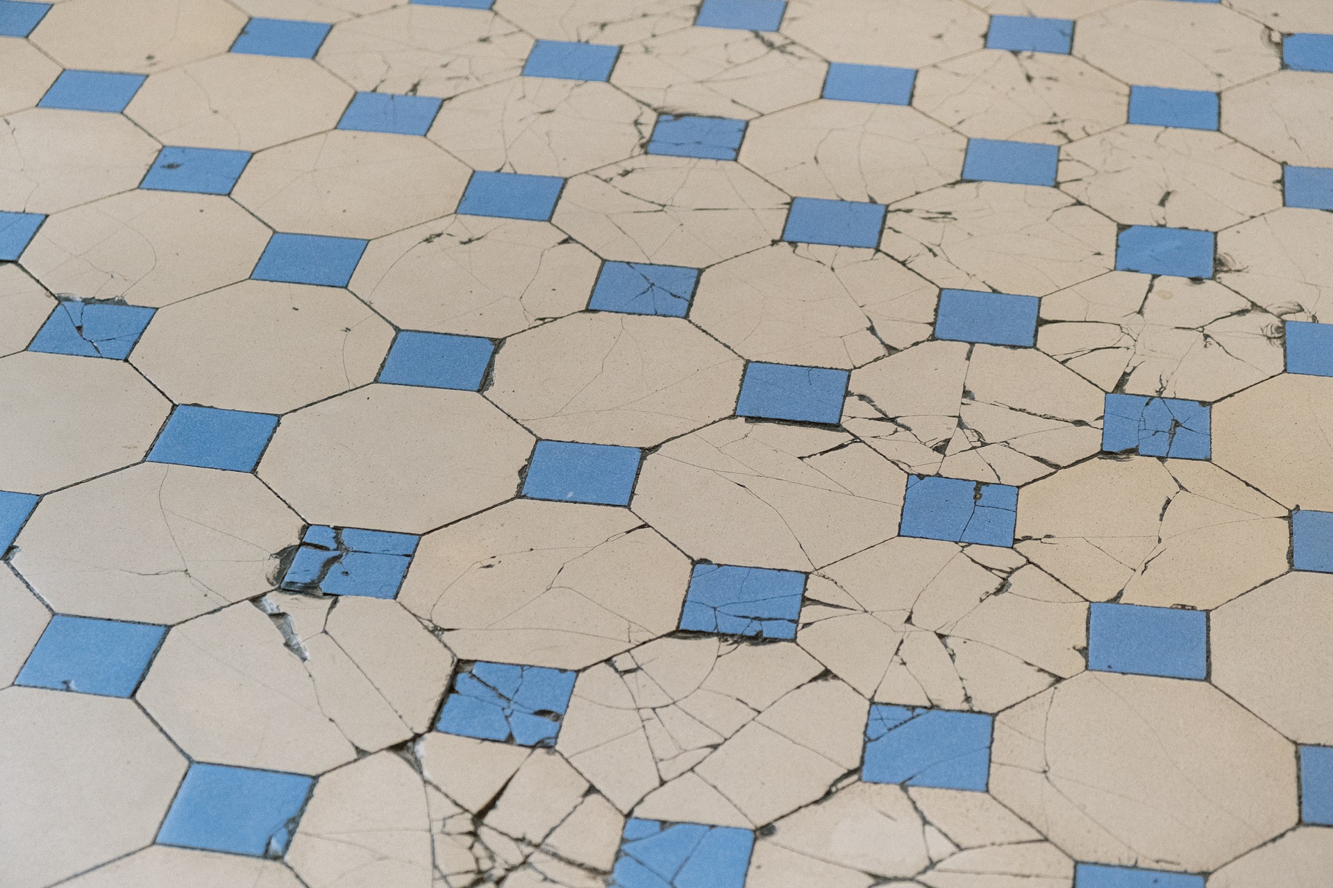 Tile crack
